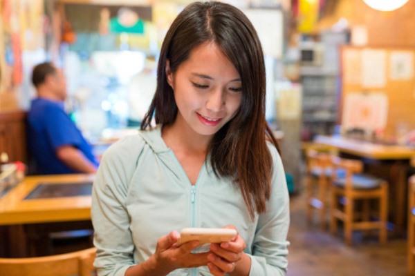 iphone微信朋友圈怎么弄一个虚假的位置_？